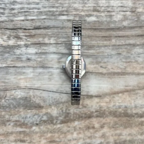 Vintage Timex Silver Tone Petite Bracelet Watch Classic Retro Minimal - Picture 2 of 5